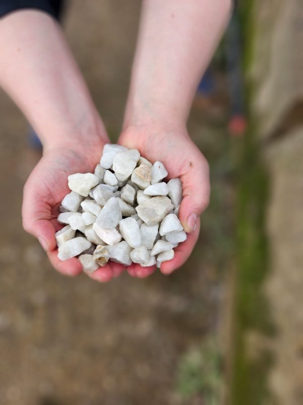 Polar White Chippings - 20mm - Image 2